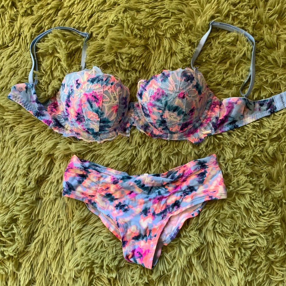 Victoria’s Secret bra and matching panty (Pink)